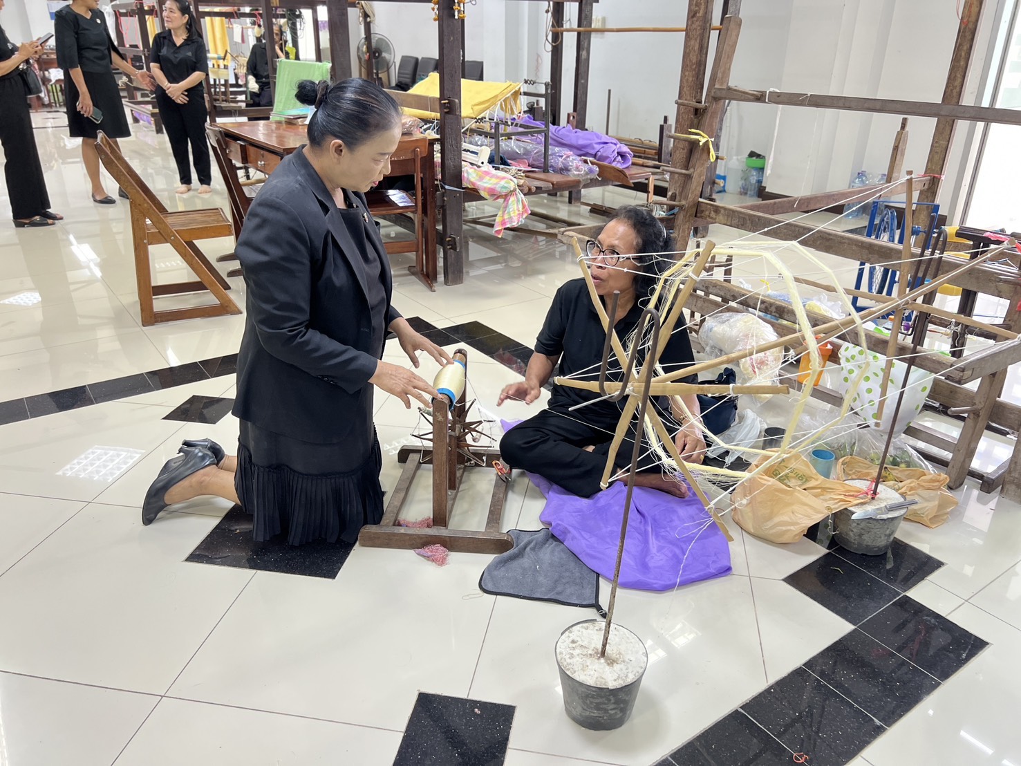 พช.อยุธยา ลงพื้นที่เยี่ยมชมงานช่างศิลปาชีพและแสดงความยินดีกับสมาชิกศิลปาชีพตำบลช้างใหญ่ ที่ได้รับรางวัลจากการประกวดผ้าลายพระราชทาน “ผ้าลายสิริราชพัสตราภรณ์” และงานหัตถกรรม รอบตัดสิน ระดับประเทศ (Final) และมอบถุงยังชีพครัวเรือนที่ประสบอุทกภัยน้ำท่วมในพื้นที่อำเภอบางไทร